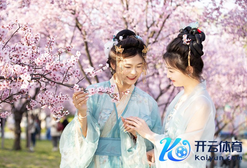 3月22日，汉服宠爱者在江苏省南通市通州区洲际虚幻岛赏花游玩。(图片开始：视觉中国)